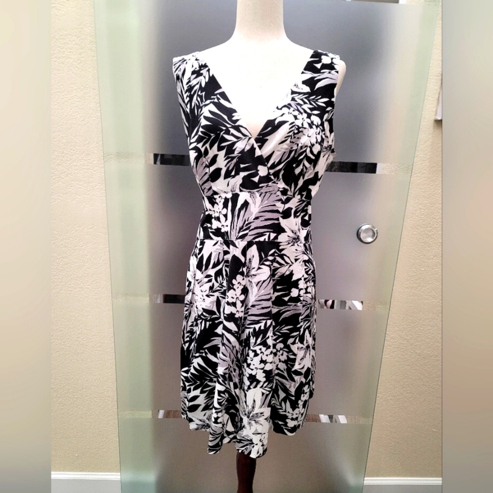 WHBM Black and White Faux Wtsp Double V Neck Sleeveless Floral Dress size 14